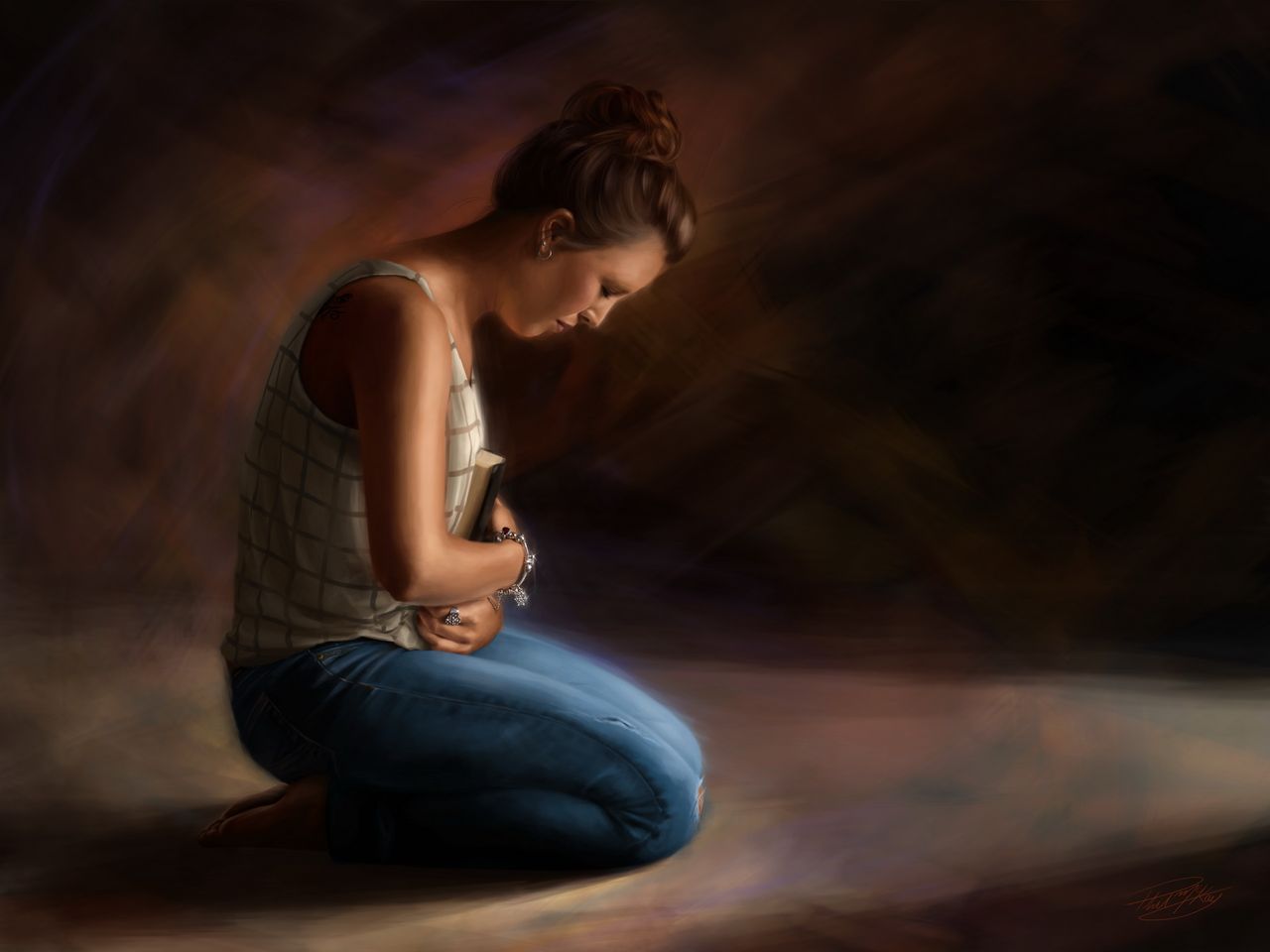 Une jeune femme, la Bible tout contre elle, dans un moment de prière